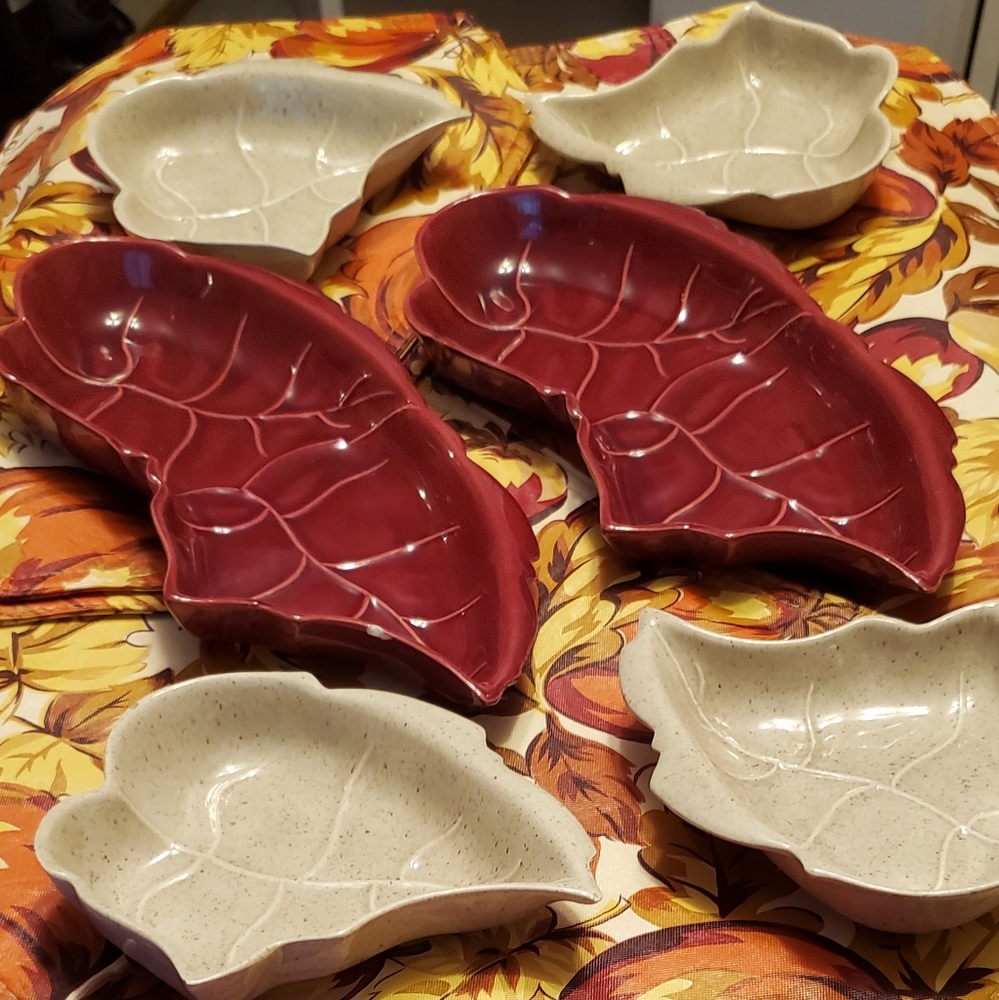 Set of VTG Valley Vista California serving leaves and bowl with place mats. #101